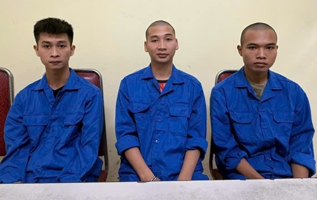 3 đối tượng trộm cắp xe máy gây ra nhiều vụ trộm trên địa bàn Hà Nội và tỉnh Phú Thọ bị bắt giữ tại cơ quan công an.