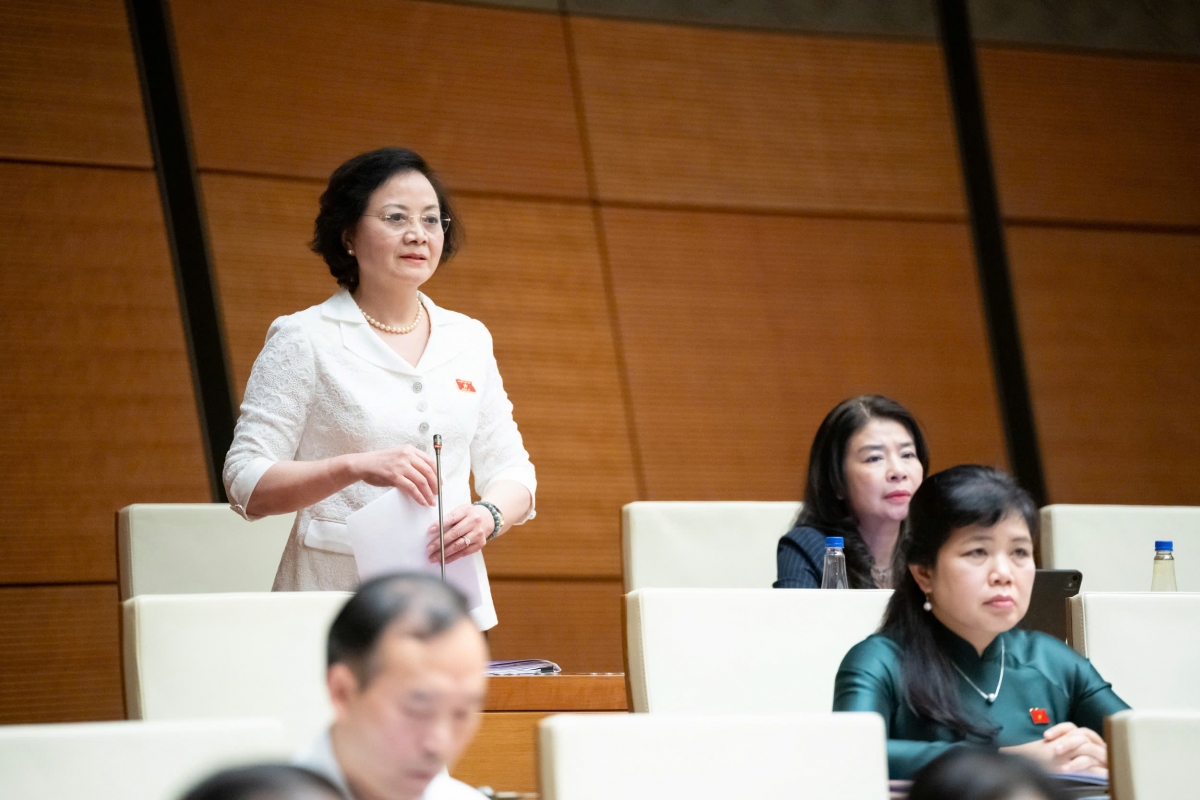 Phó Thủ tướng Phạm Thị Thanh Trà trao đổi, giải trình về những góp ý về chính quyền 2 cấp mà đại biểu nêu. Ảnh Quốc hội 