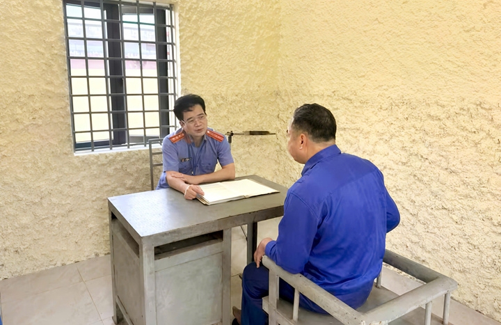 Kiểm sát viên VKSND tỉnh Bắc Ninh hỏi cung bị can Hoàng Văn Huấn, Phó Giám đốc Bệnh viện Phổi Hà Nội