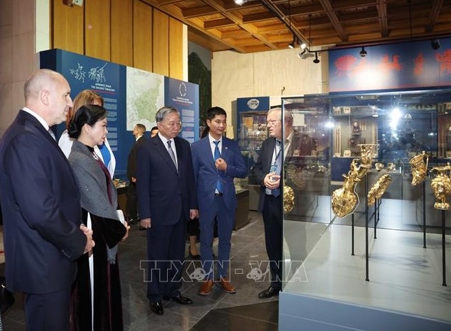 Tổng Bí thư Tô Lâm và Phu nhân với Tổng thống Cộng hòa Bulgaria Rumen Radev và Phu nhân tham quan Bảo tàng lịch sử Quốc gia Bulgaria. Ảnh: Thống Nhất/TTXVN