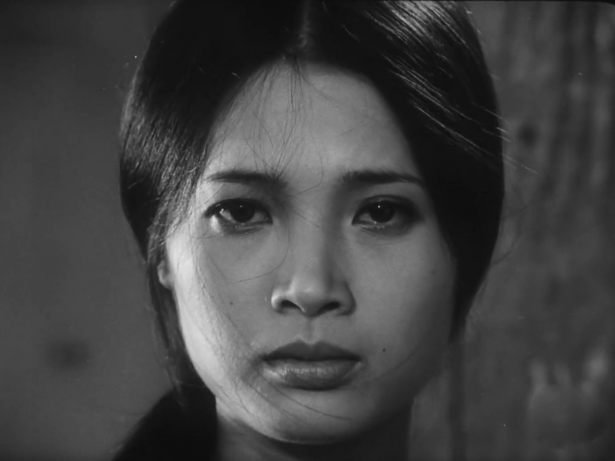 Ánh mắt và nhịp thở của diễn viên Lê Vân với một kiểu diễn xuất tối giản nhưng sâu thẳm. (Ảnh chụp màn hình phim)