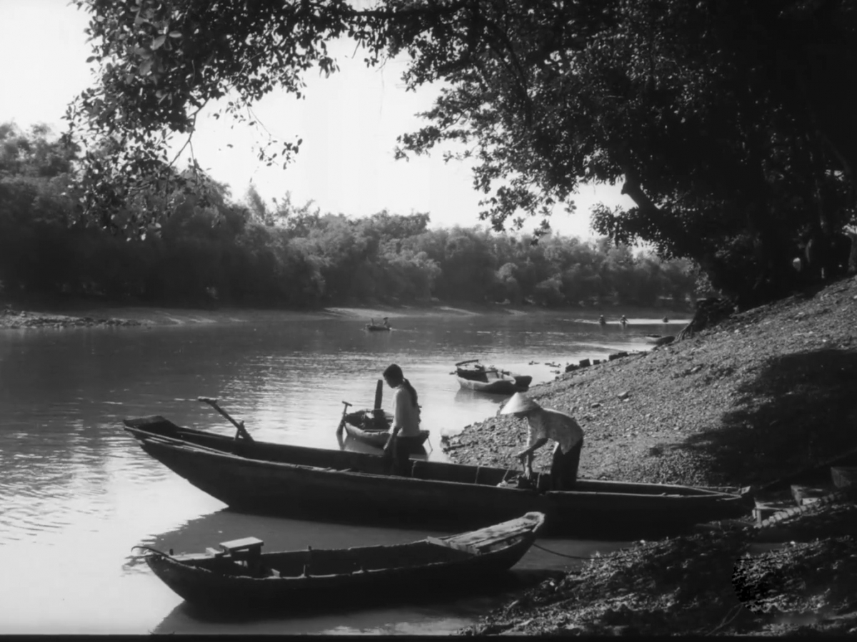 Bến đò mang hình ảnh biểu tượng của ký ức và dòng chảy thời gian trong phim. (Ảnh chụp màn hình phim)