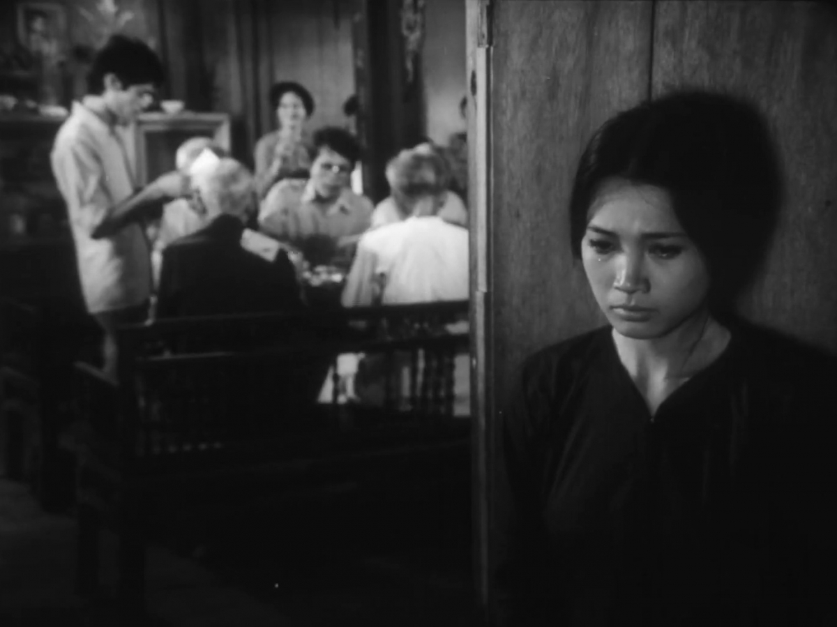 Khung cảnh Duyên giấu nỗi đau lặng lẽ gây xúc động. (Ảnh chụp màn hình phim)