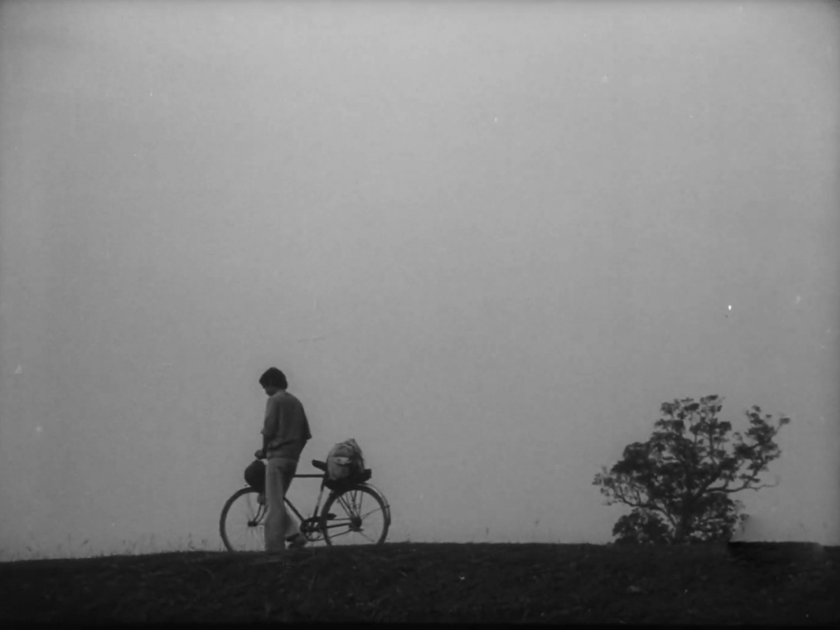 Điều làm nên giá trị nghệ thuật bền vững của “Bao giờ cho đến tháng Mười” chính là lối kể chuyện đầy tính ẩn dụ và biểu tượng. (Ảnh chụp màn hình phim)