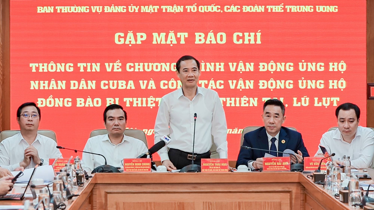 Phó Bí thư Đảng ủy Mặt trận Tổ quốc, các đoàn thể Trung ương Nguyễn Thái Học phát biểu.