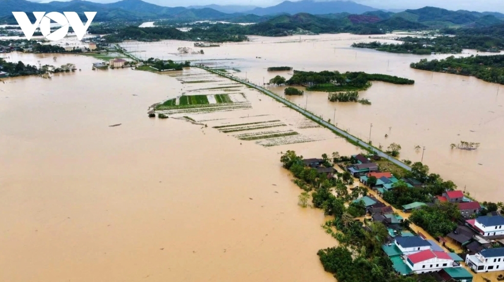 Nhiều tuyến quốc lộ, tỉnh lộ bị chia cắt cục bộ do bão số 10.