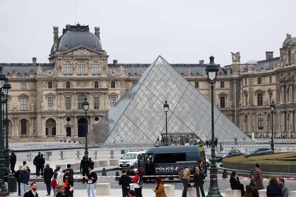 Cảnh sát triển khai gần Bảo tàng Louvre sau khi có tin báo về một vụ trộm, tại Paris, Pháp, ngày 19/10/2025. Ảnh: Reuters