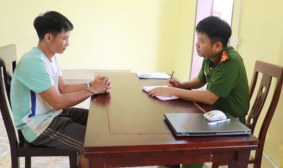 Cơ quan Công an lấy lời khai Nguyễn Viết Phương. Ảnh:Văn Hậu.