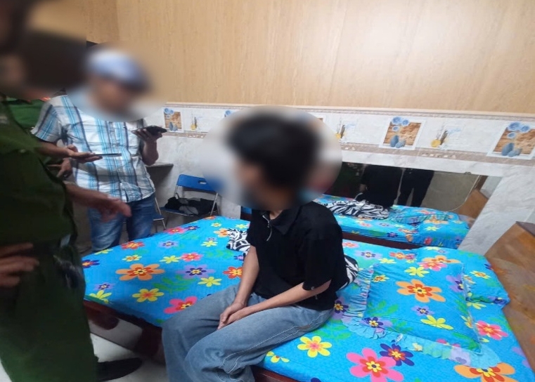 Cháu Q được Công an phường Phú Lợi phát hiện tại một nhà nghỉ trong tình trạng lo lắng, sợ hãi