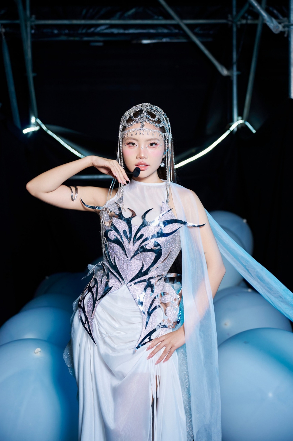 Ca sĩ Phương Mỹ Chi tiết lộ trang phục trình diễn ở sân khấu "Em xinh say hi". Cô vừa lên tiếng xin lỗi khán giả sau sự cố âm thanh trong concert vừa qua, tiết lộ