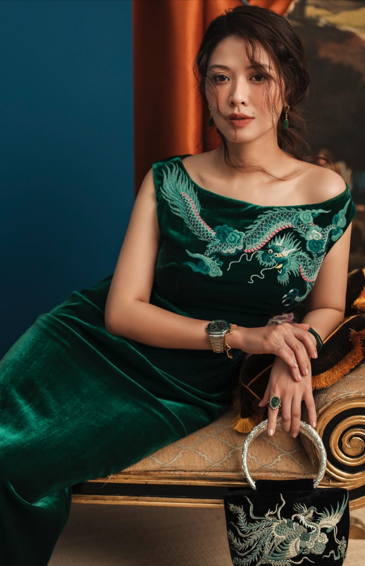 BTV Ngọc Trinh hóa quý cô sang chảnh với váy nhung, họa tiết rồng phượng cổ điển, tao nhã.