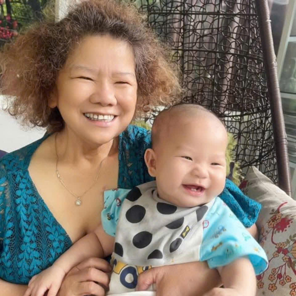 NSND Thanh Hoa cười tít mắt trong khoảnh khắc chơi đùa cùng cháu. Hình ảnh giản dị, không phấn son của nghệ sĩ ở đời thường khiến nhiều khán giả chú ý.