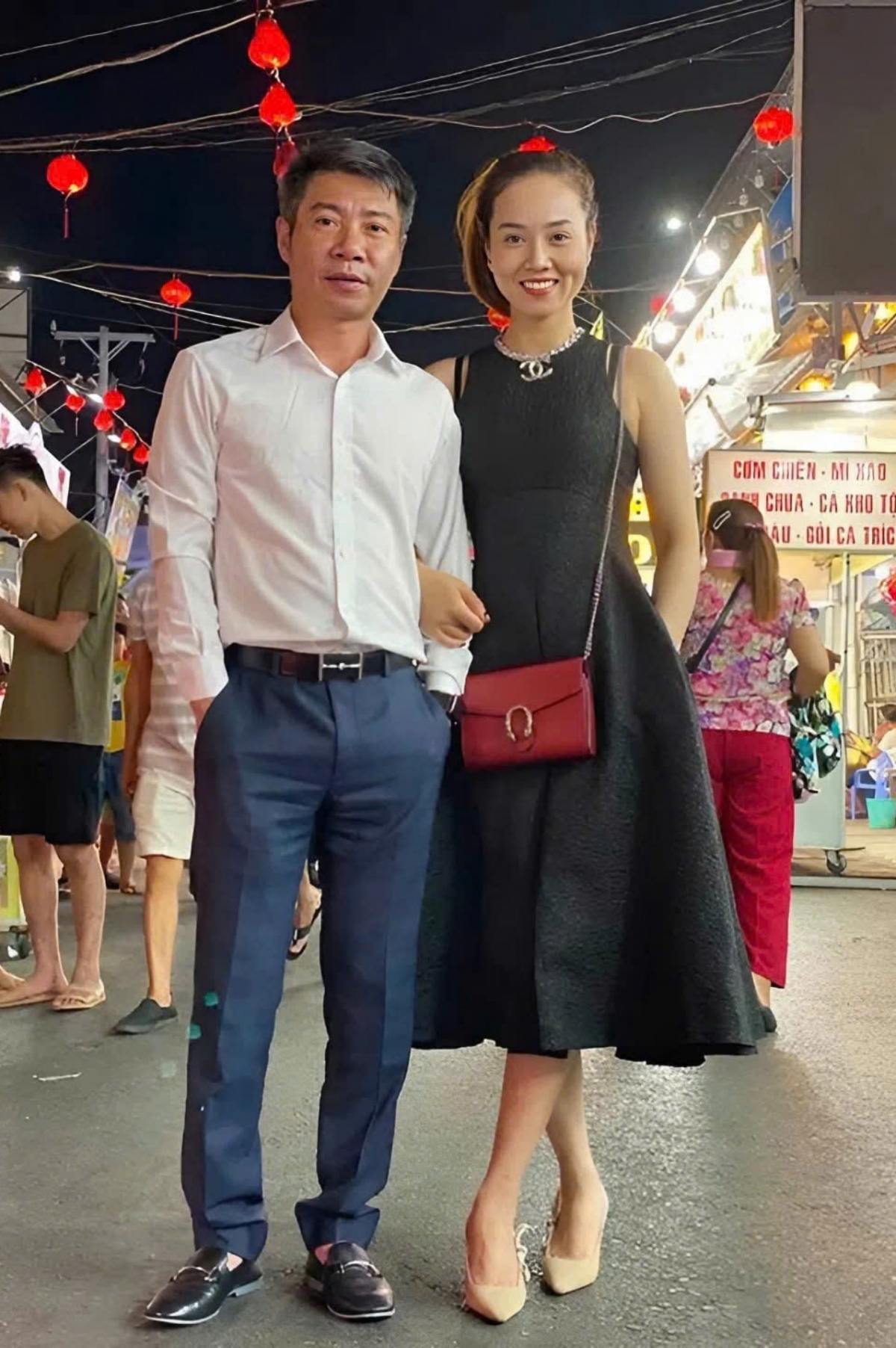 NSND Công Lý đăng ảnh kỷ niệm cùng vợ trẻ Ngọc Hà, kèm dòng chia sẻ nhắn nhủ đến cô: "Dù cho mưa gió bão giông, giữ trong tim vẫn lửa hồng niềm tin/Đêm dài rồi cũng bình minh, mưa tan nắng ấm lại in chân trời...".