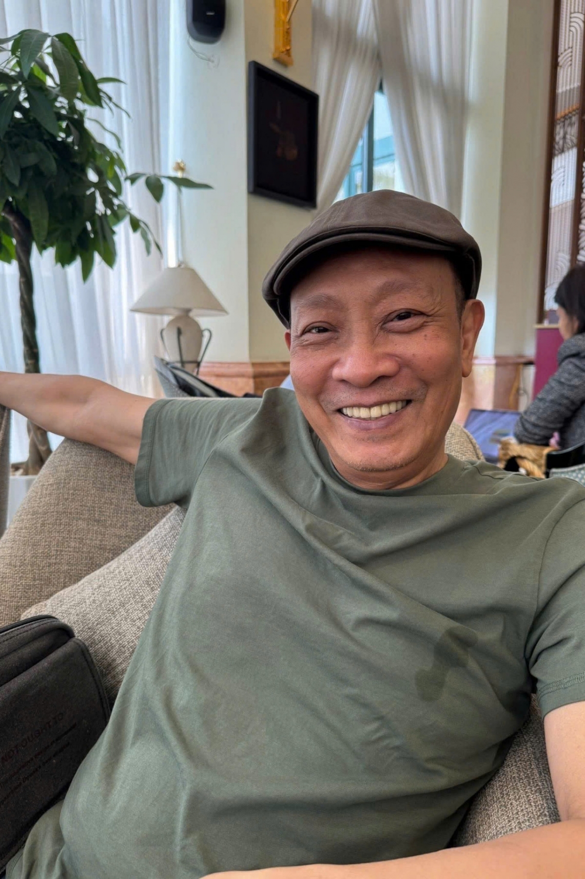 Sao Việt 14/10: Đạo diễn Lại Bắc Hải Đăng đăng tải ảnh mình và bố - MC Lại Văn Sâm cùng đội chiếc mũ với "2 số phận khác nhau". Sau nghỉ hưu, nam MC thảnh thơi, thường xuyên tụ họp gia đình và du lịch.