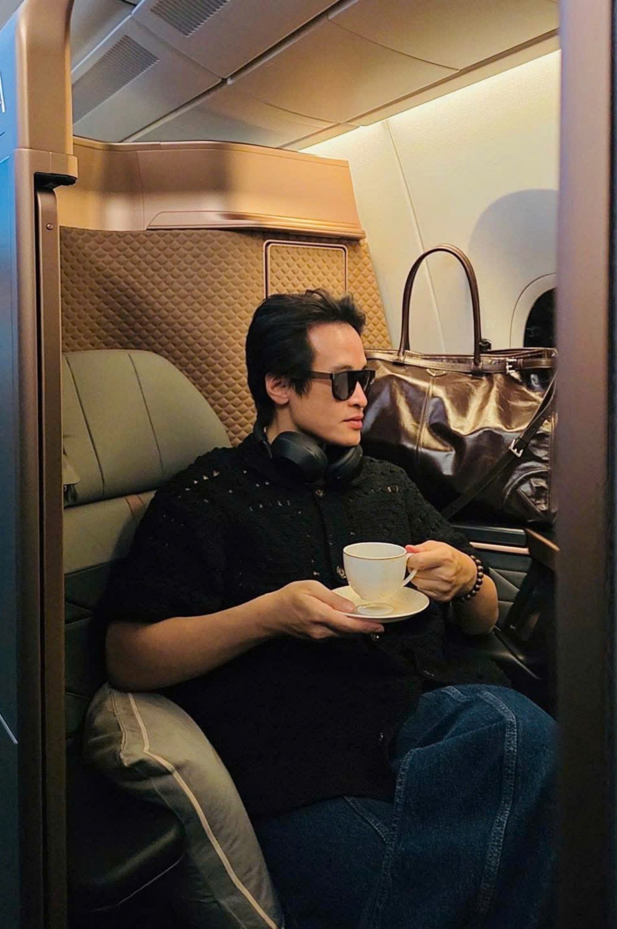 Ca sĩ Hà Anh Tuấn ngồi ghế máy bay hạng thương gia.