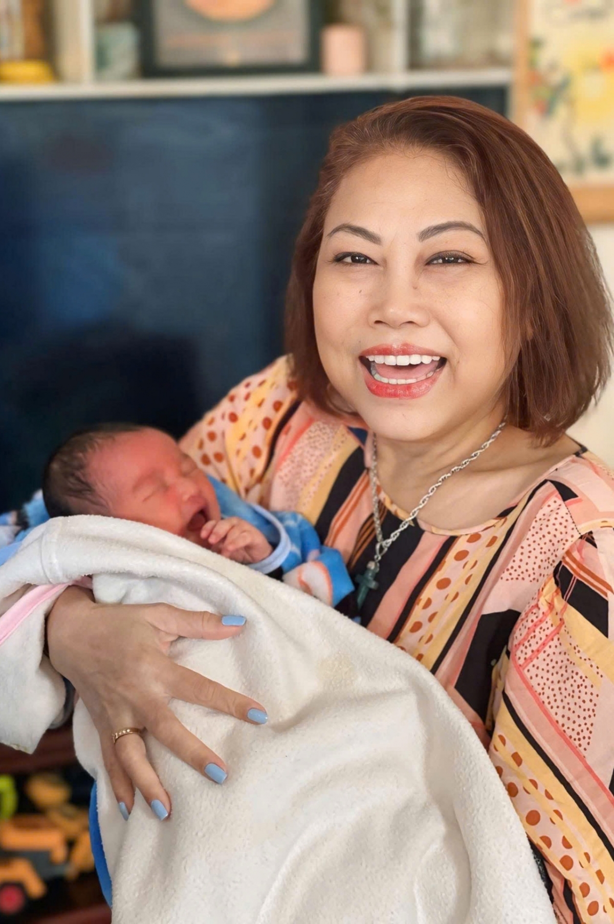 Ca sĩ Siu Black hạnh phúc đón cháu nội chào đời.