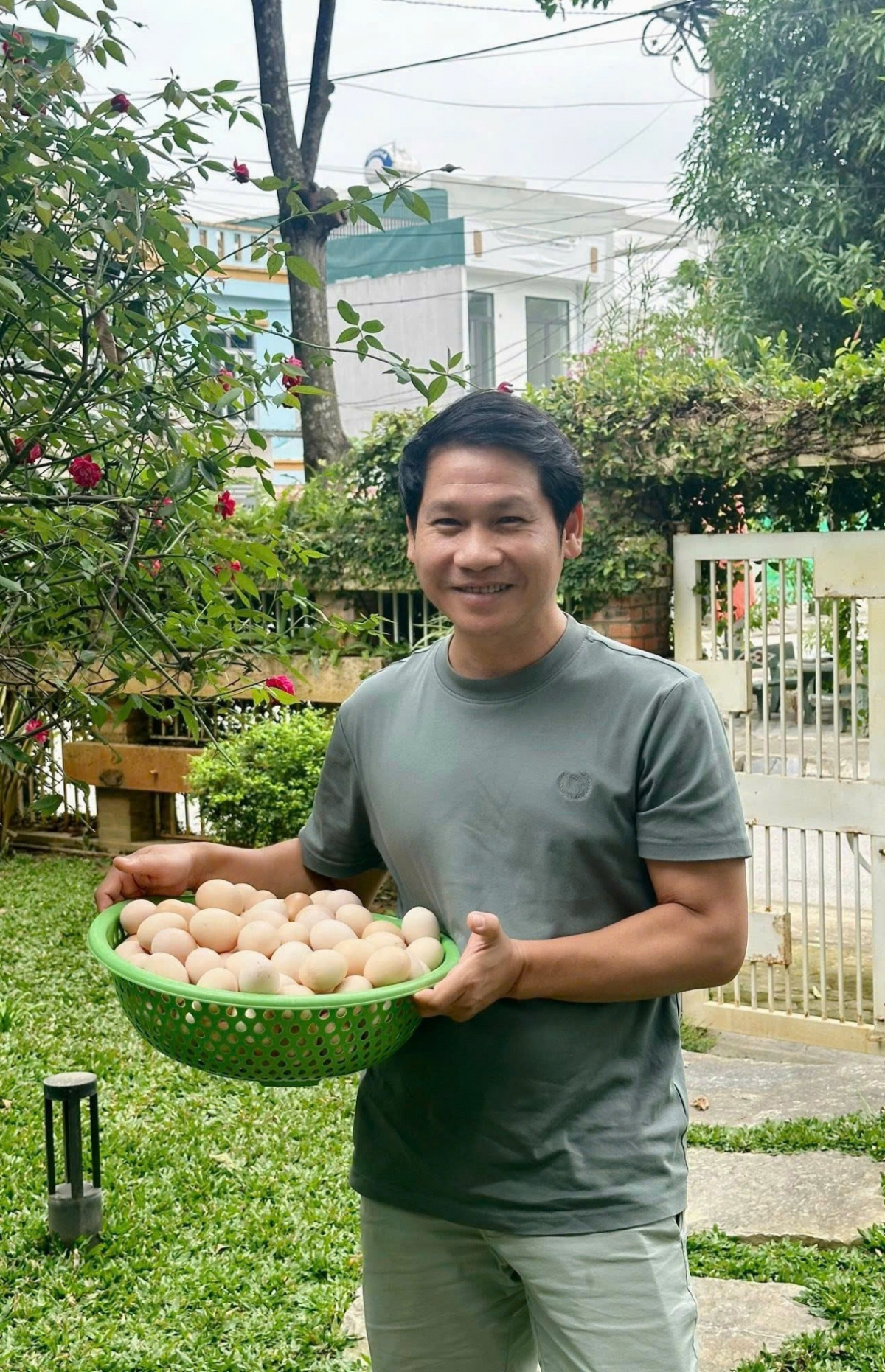 Ca sĩ Trọng Tấn khoe khoảnh khắc làm "nông dân", tự tay thu hoạch trứng, luộc gà làm cỗ trong chuyến về thăm bố mẹ ở quê.