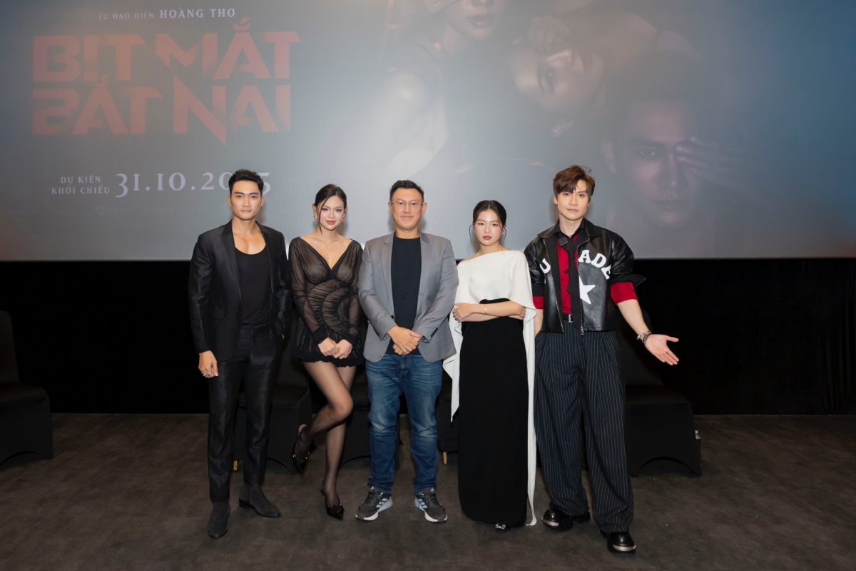 Đạo diễn và dàn diễn viên phim "Bịt mắt bắt nai"