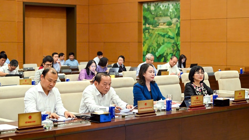 Phó Chủ tịch nước Võ Thị Ánh Xuân (thứ hai từ phải sang), Bộ trưởng Bộ VHTTDL Nguyễn Văn Hùng, Thứ trưởng Thường trực Bộ VHTTDL Lê Hải Bình tại phiên họp