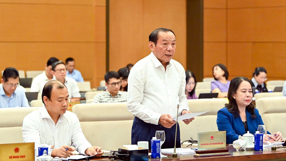 Bộ trưởng Nguyễn Văn Hùng trình bày những nội dung cơ bản của dự án Luật