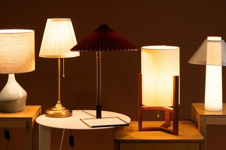 Đèn ngủ, đèn đọc sách - món quà 20/10 mang lại cảm giác ấm áp. (Ảnh: Nytimes)