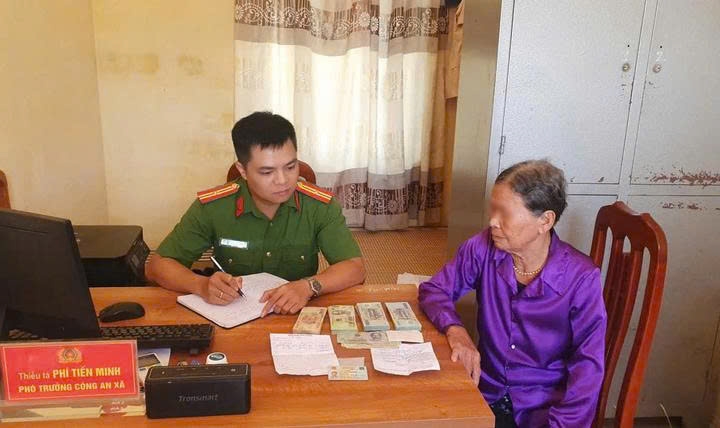 Cơ quan công an kịp thời ngăn chặn cụ S. chuyển 130 triệu đồng cho đối tượng lừa đảo. (Ảnh: Đỗ Văn Quý)