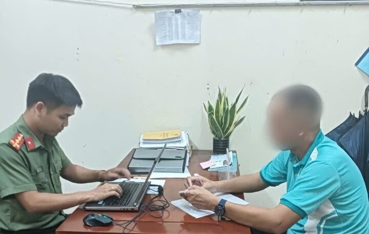 Công an xã Bà Nà làm việc với người bịa đặt sự việc. 