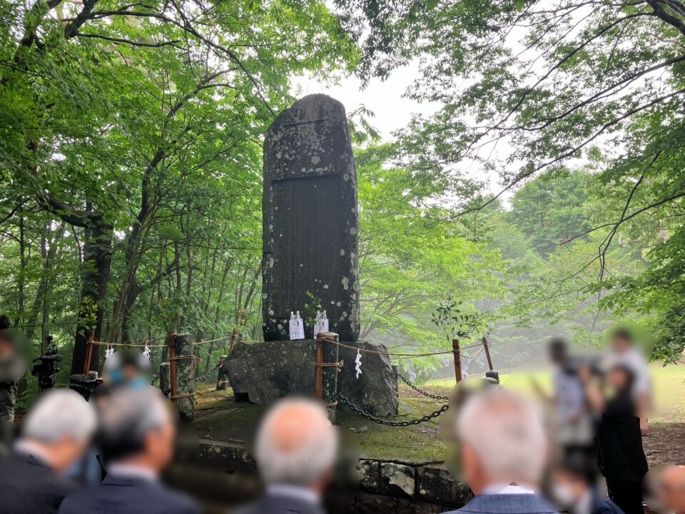 Bia đá kỷ niệm sự kiện Nhà vua Minh Trị đến thăm đèo Shiojiri vào năm 1880 - nơi diễn ra Lễ hội Enrei Onodachi (ảnh Komeito)