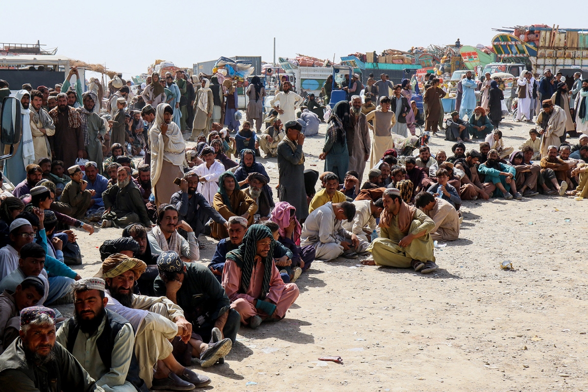 Người Afghanistan xếp hàng chờ đăng ký để trở về nước, sau khi Pakistan đóng các cửa khẩu thương mại với Afghanistan do xảy ra đấu súng giữa lực lượng hai nước, tại cửa khẩu Chaman, tỉnh Balochistan, Pakistan, ngày 18/10/2025. Ảnh: Reuters