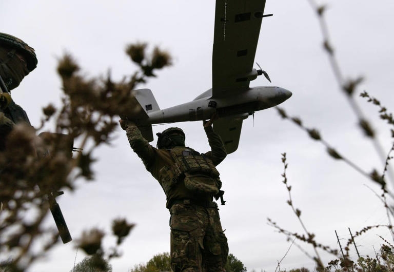 Binh sỹ Ukraine sử dụng UAV. Nguồn: Shutterstock