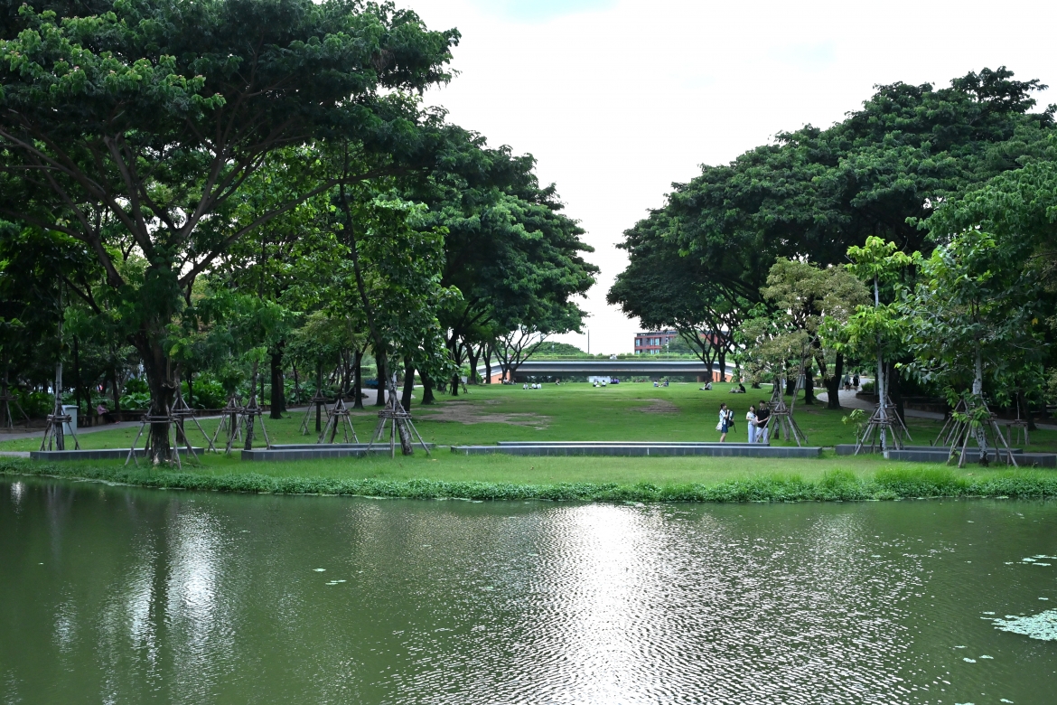 Ba yếu tố chống lũ của CU Park từ trên xuống dưới: Mái xanh, Vùng đất ngập nước và Hồ giữ nước. (Ảnh: Ngọc Diệp)