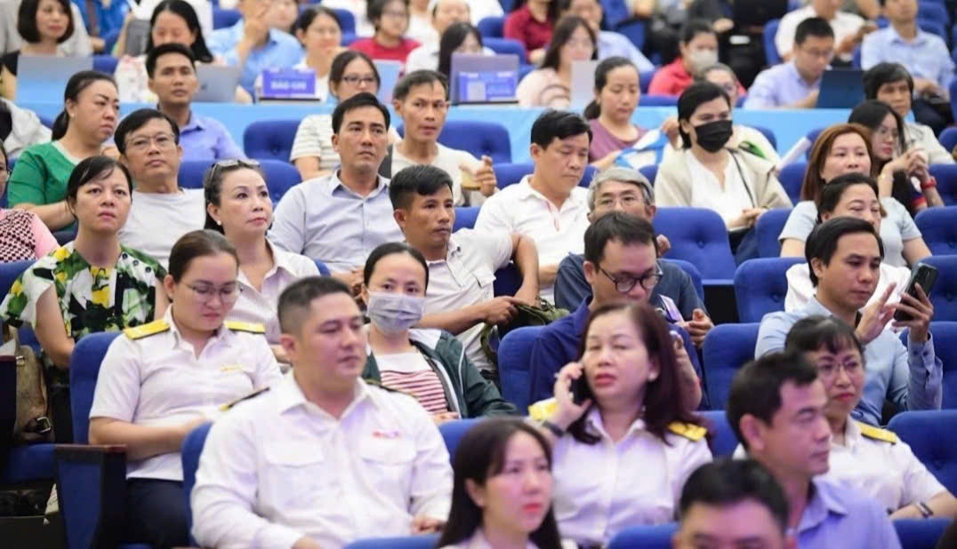 Rất nhiều doanh nghiệp và hộ kinh doanh đã quan tâm, tham gia và đặt câu hỏi với đại diện ngành thuế