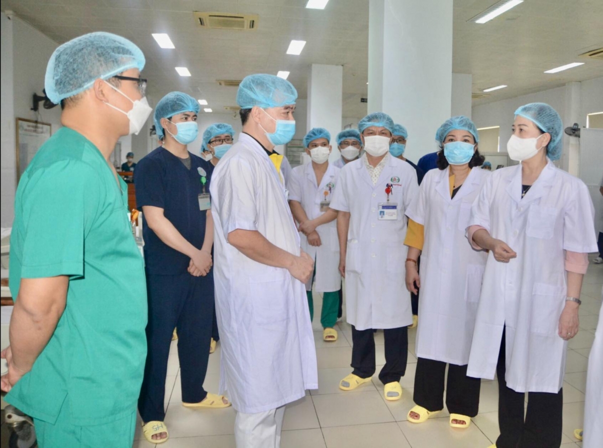 Bộ trưởng Bộ Y tế Đào Hồng Lan nhấn mạnh nhân viên y tế phải được bảo vệ trong mọi hoàn cảnh 