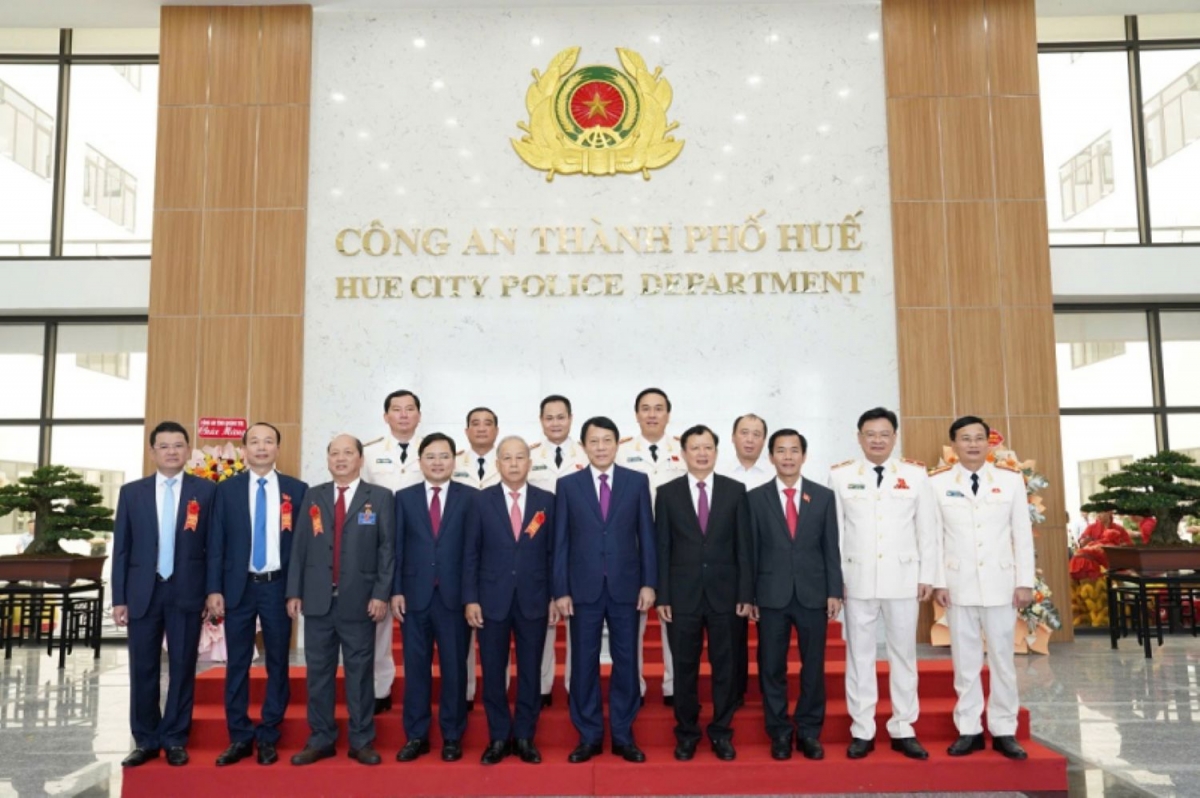 Đại tướng Lương Tam Quang, Ủy viên Bộ Chính trị, Bộ trưởng Bộ Công an cùng lãnh đạo thành phố Huế, lãnh đạo Công an thành phố Huế và các đại biểu chụp ảnh lưu niệm tại buổi lễ.