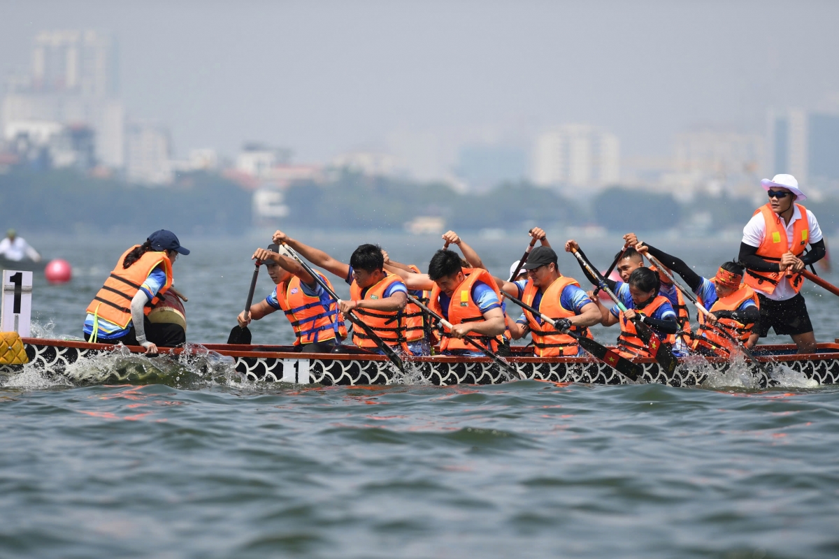Năm 2025 đánh dấu lần đầu tiên Giải Bơi chải Thuyền rồng - Ván SUP Hà Nội mở rộng đưa bộ môn chèo ván SUP vào thi đấu.