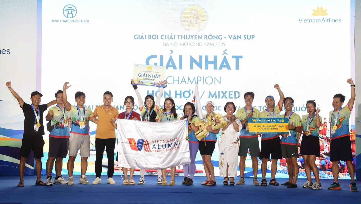 Ban tổ chức trao huy chương và phần thưởng cho các đội đạt thành tích cao ở các nội dung đua thuyền rồng.