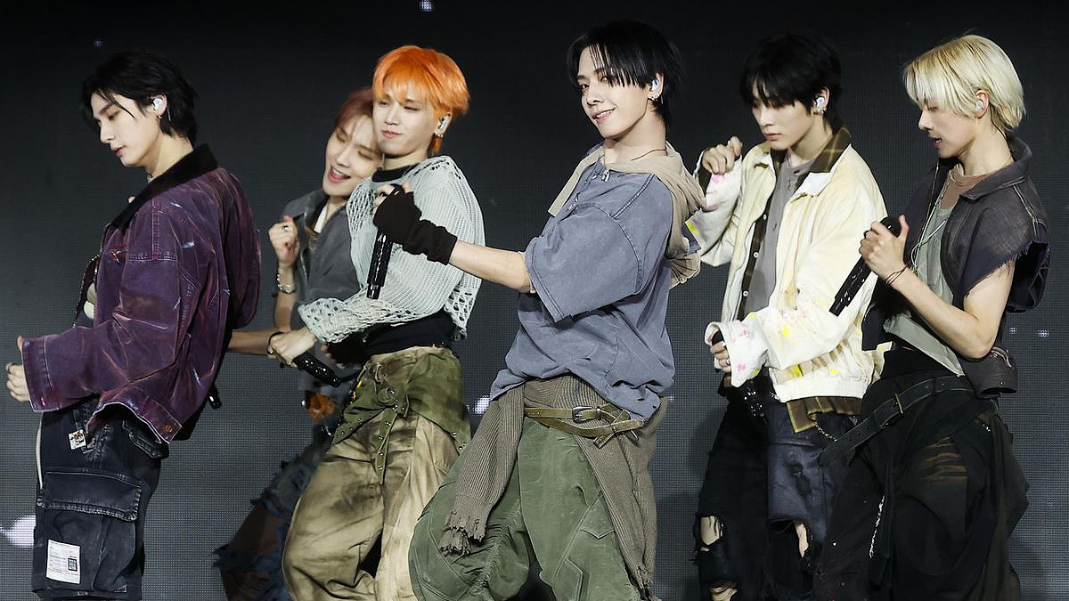 Nhóm nhạc nam BOYNEXTDOOR biểu diễn ca khúc “Hollywood Action”, ca khúc chủ đề trong EP thứ năm “The Action” tại KBS Arena, Seoul. (Ảnh: Yonhap)