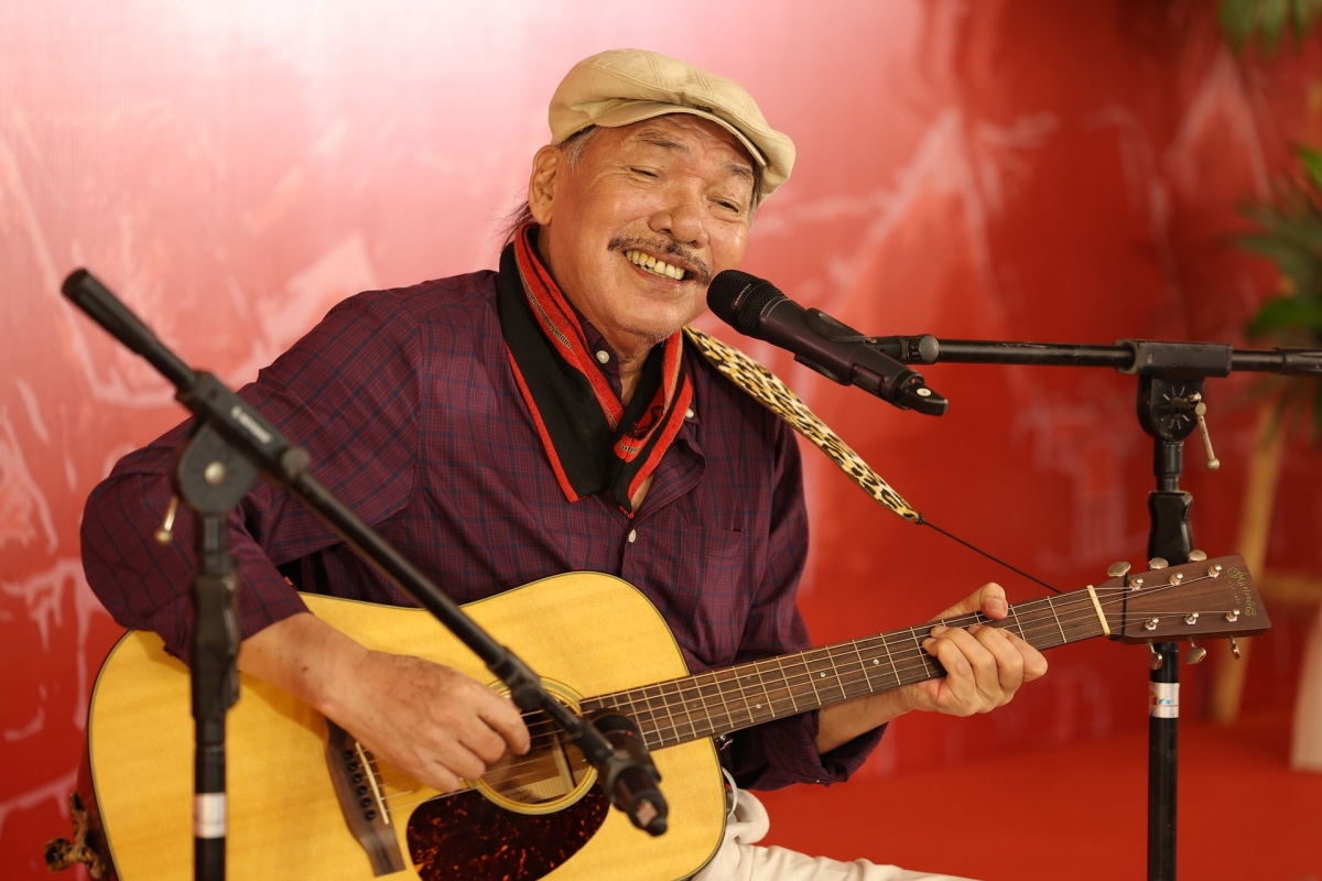 Nhạc sĩ Trần Tiến ngẫu hứng tiết mục trong lễ trao giải. Ảnh: BTC