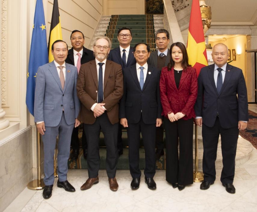 Phó Thủ tướng Bùi Thanh Sơn và Chủ tịch Hạ viện Liên bang Bỉ Peter De Roover chụp ảnh lưu niệm.
