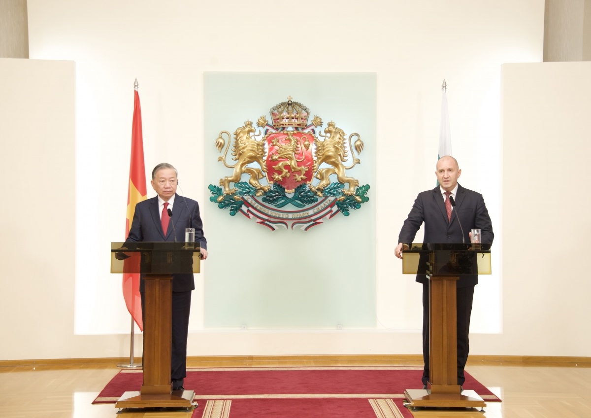 Tổng Bí thư Tô Lâm (trái) và Tổng thống Bulgaria Rumen Radev (phải) tại buổi họp báo