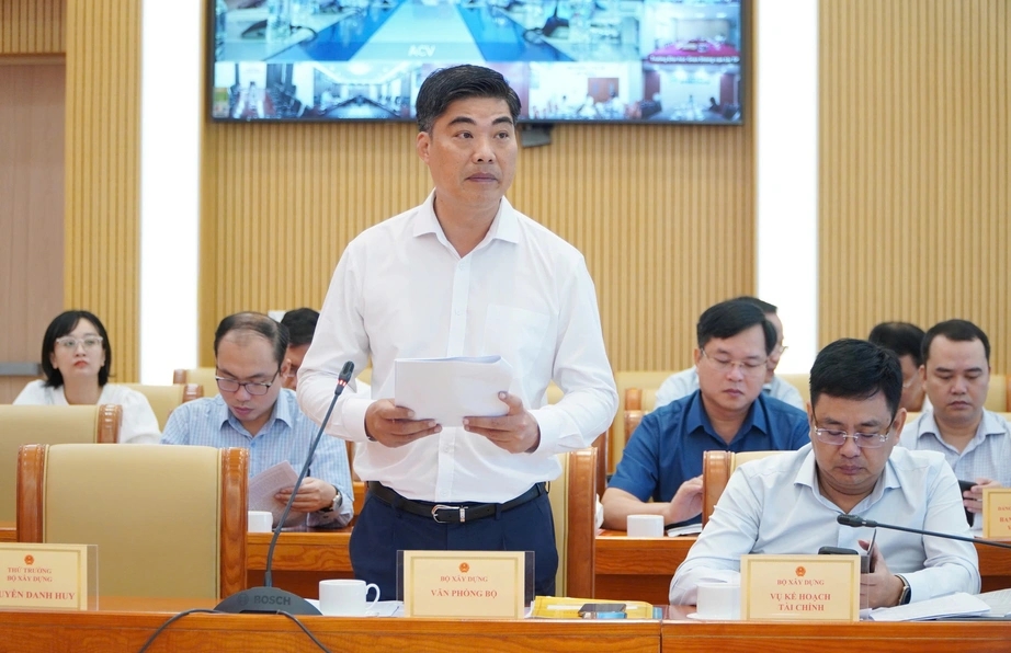 Ông Nguyễn Trí Đức, Chánh văn phòng Bộ Xây dựng báo cáo về công tác đầu tư xây dựng, phát triển hạ tầng 9 tháng của năm 2025. Ảnh: KT