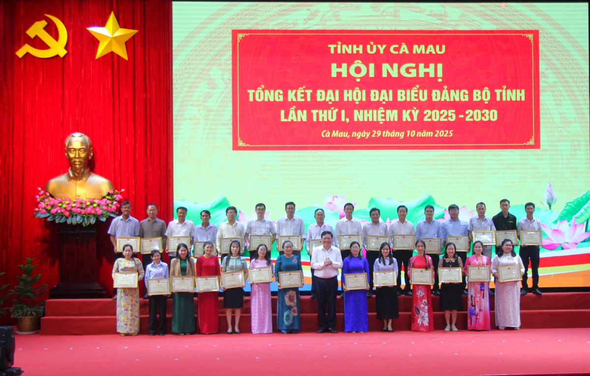 Tỉnh Cà Mau tặng Bằng khen cho nhiều tập thể, cá nhân có thành tích trong tổ chức Đại hội Đảng bộ tỉnh