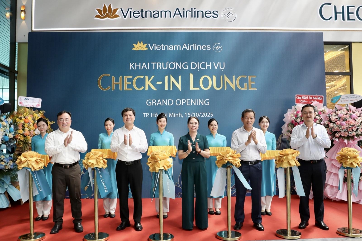 Các đại biểu cắt băng khánh thành Khai trương Check-in Lounge.