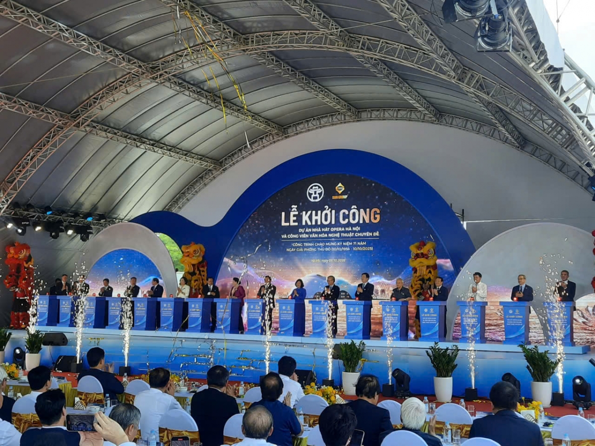 Các đại biểu tại lễ khởi công.