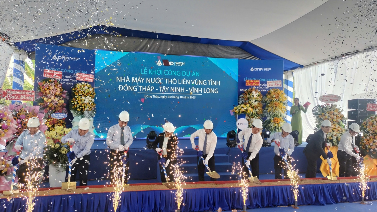 Các đại biểu thực hiện nghi thức động thổ dự án. Ảnh: PV