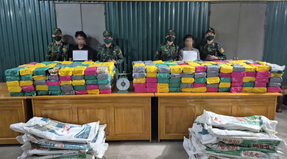 Các đối tượng cùng tang vật vụ án