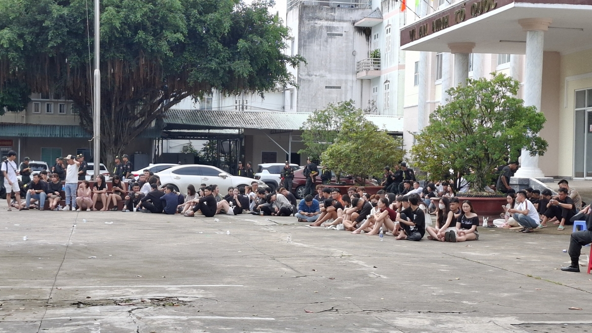 Các đối tượng được đưa về Phòng Cảnh sát hình sự để làm việc.