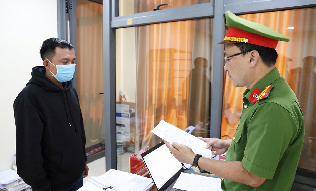 Công an tống đạt các quyết định và Lệnh đối với bị can Lê Văn Cam