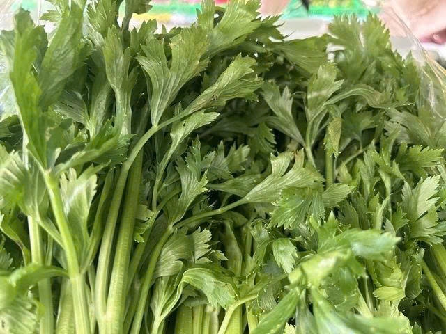 Cần tây là loại rau quen thuộc, được nhiều người ưa chuộng vì chứa ít calo nhưng lại mang đến nhiều lợi ích cho sức khỏe