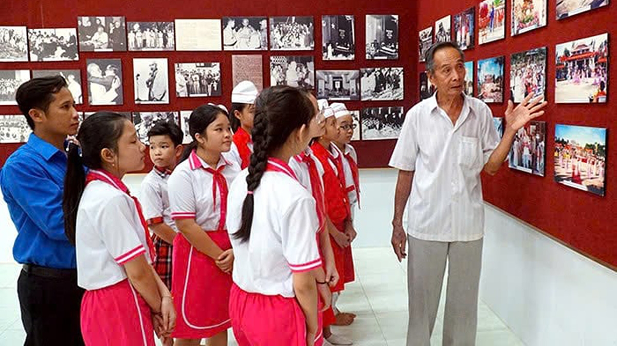 Học sinh được đi thực tế tại Di tích Đền thờ Bác Hồ (xã Lương Tâm), được giáo dục để hiểu biết nhiều về tấm gương đạo đức của Chủ tịch Hồ Chí Minh.